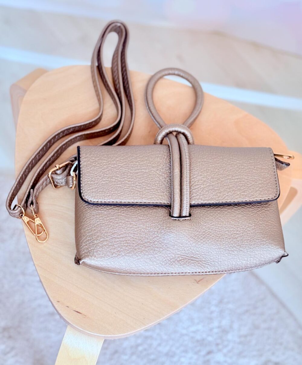 BORSA CLUTCH NODO ELEGANTE IN SIMIL-PELLE.