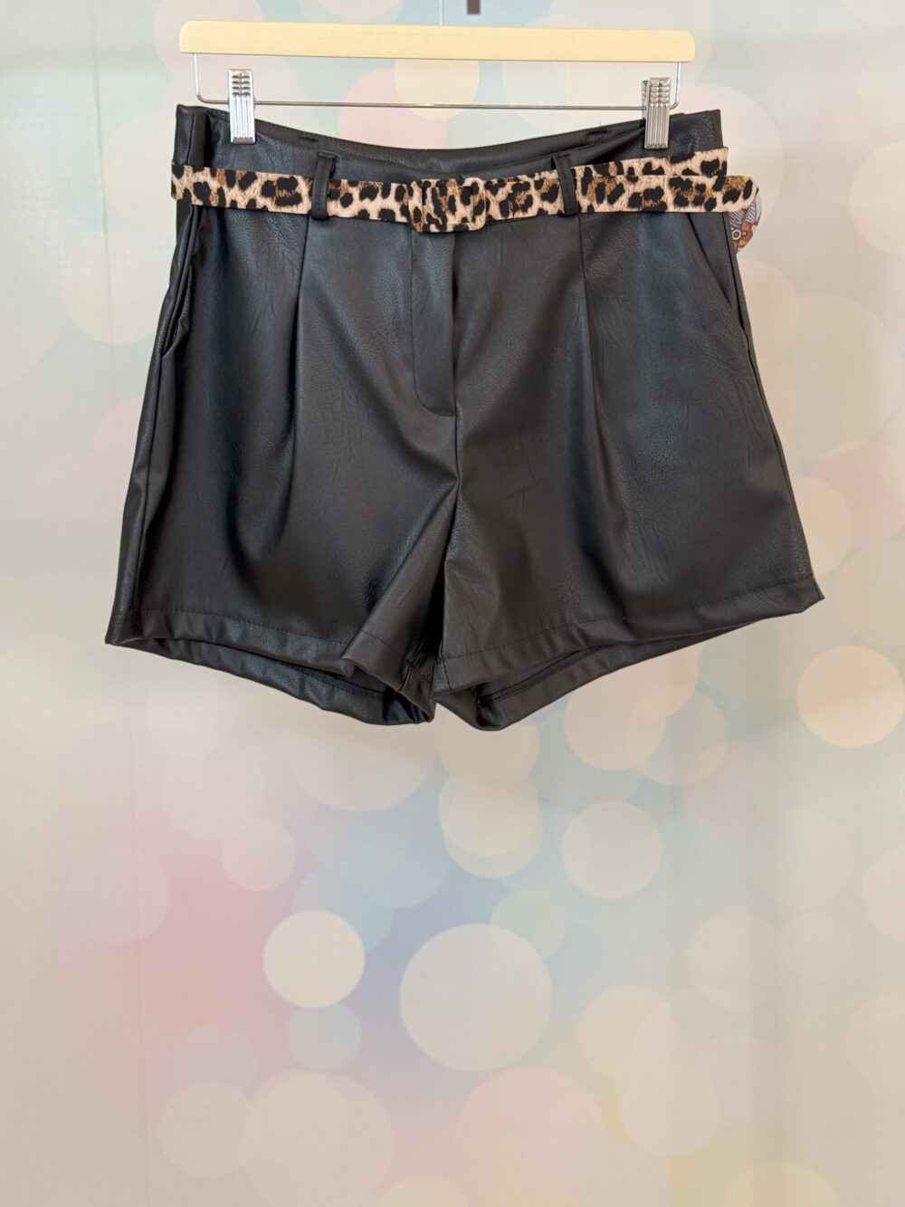 SHORT IN ECO-PELLE SVASATI CON CINTA E TASCHE