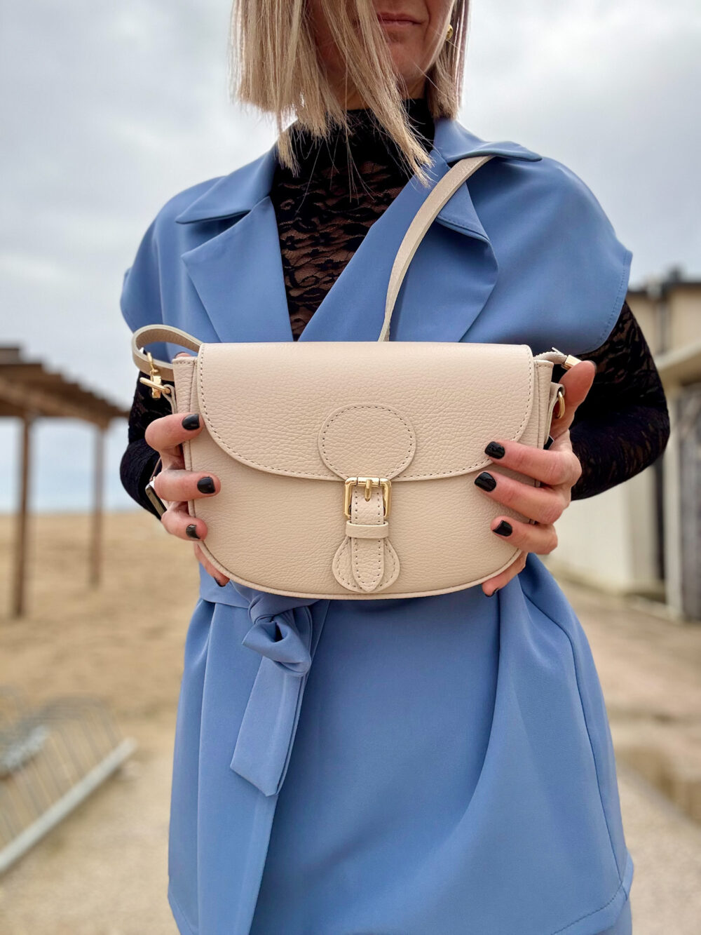 BORSA POSTINA CON CLIP E TRACOLLA IN PELLE.