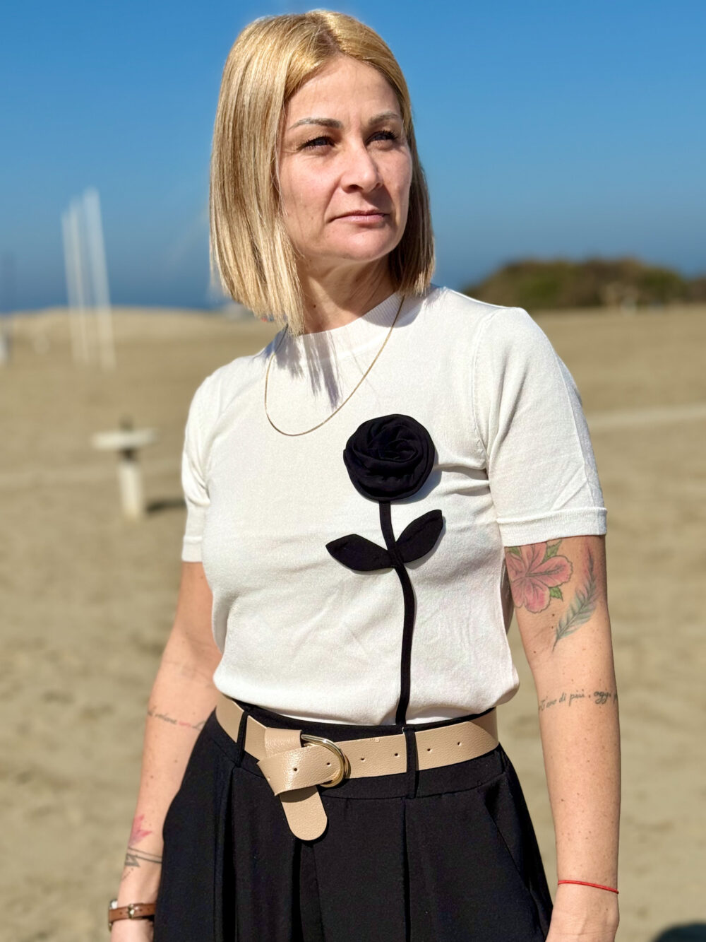 T-SHIRT IN MAGLINA DI COTONE CON FIORE