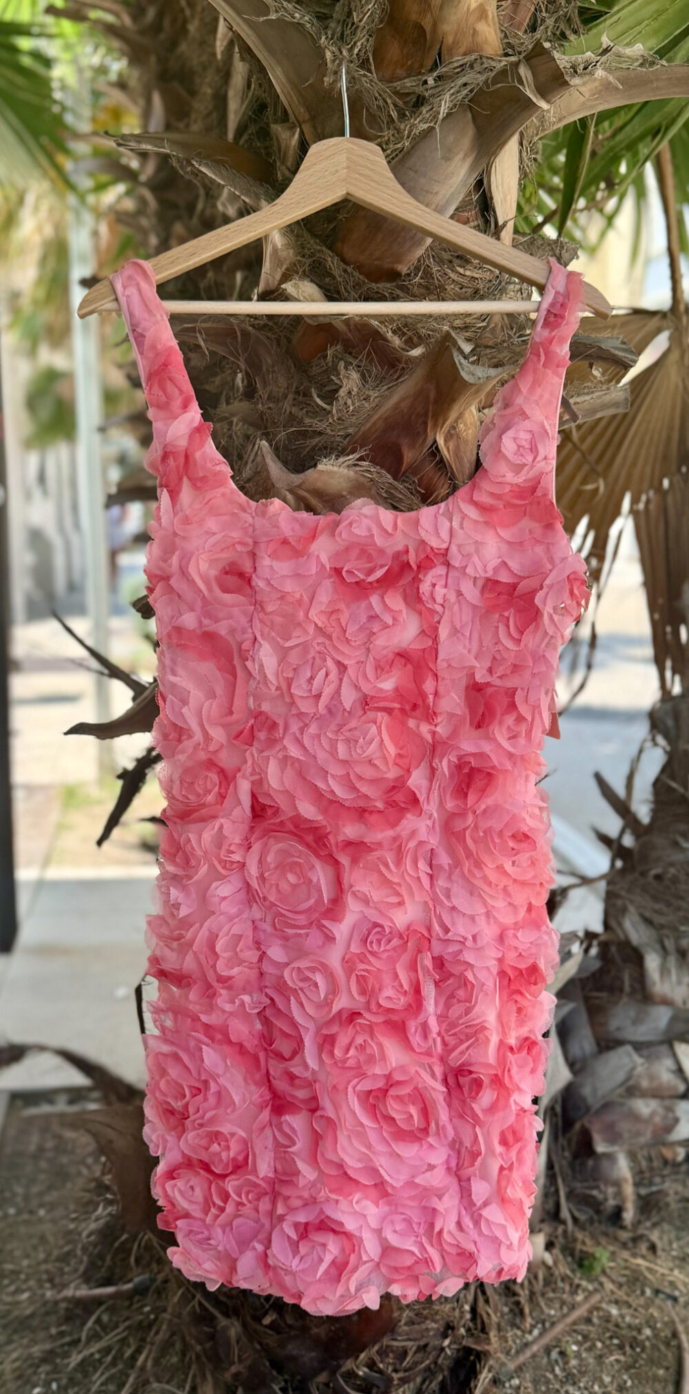 TUBINO CON ROSE DI TULLE E SCAVO POSTERIORE