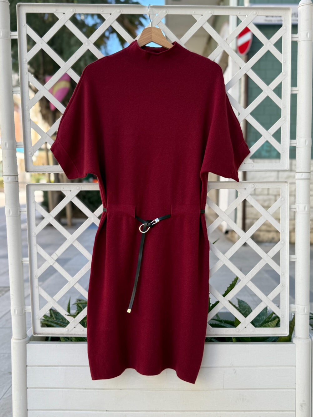 ABITO IN MAGLINA CON CINTA A SCOMPARSA