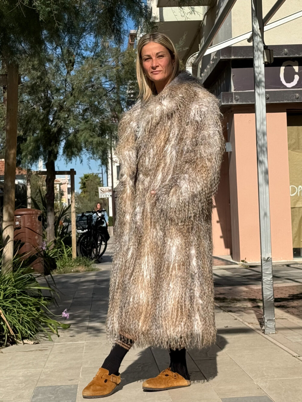 ECO PELLICCIA LUNGA AMPIA E VOLUMINOSA