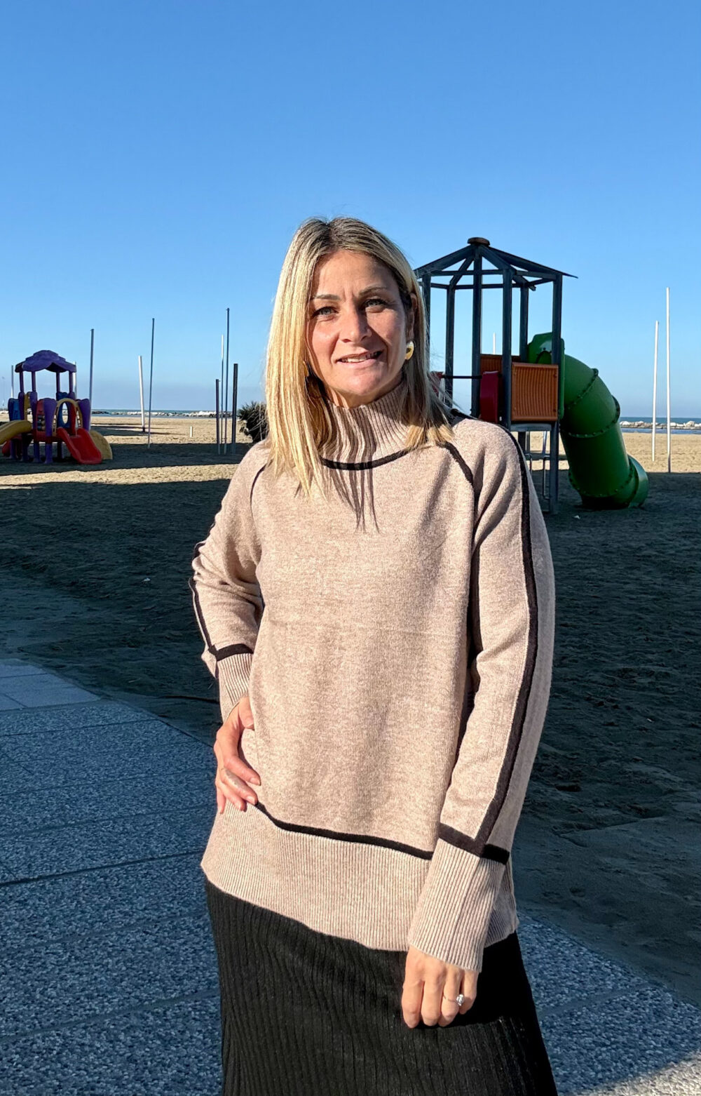 MAGLIONCINO AMPIO CON CUCITURE A CONTRASTO