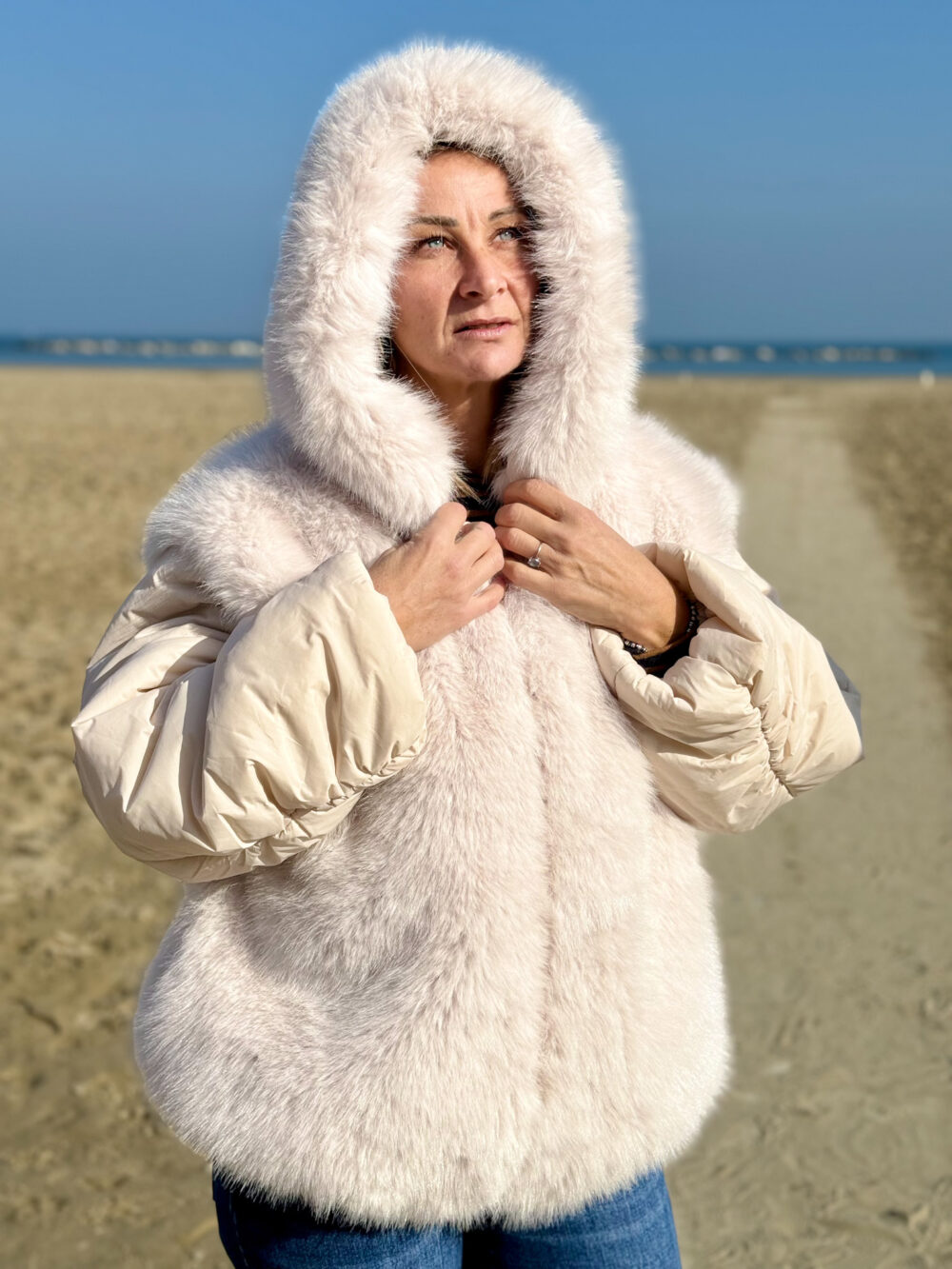 GIACCHETTO CON GILET IN ECO PELLICCIA E CAPPUCCIO