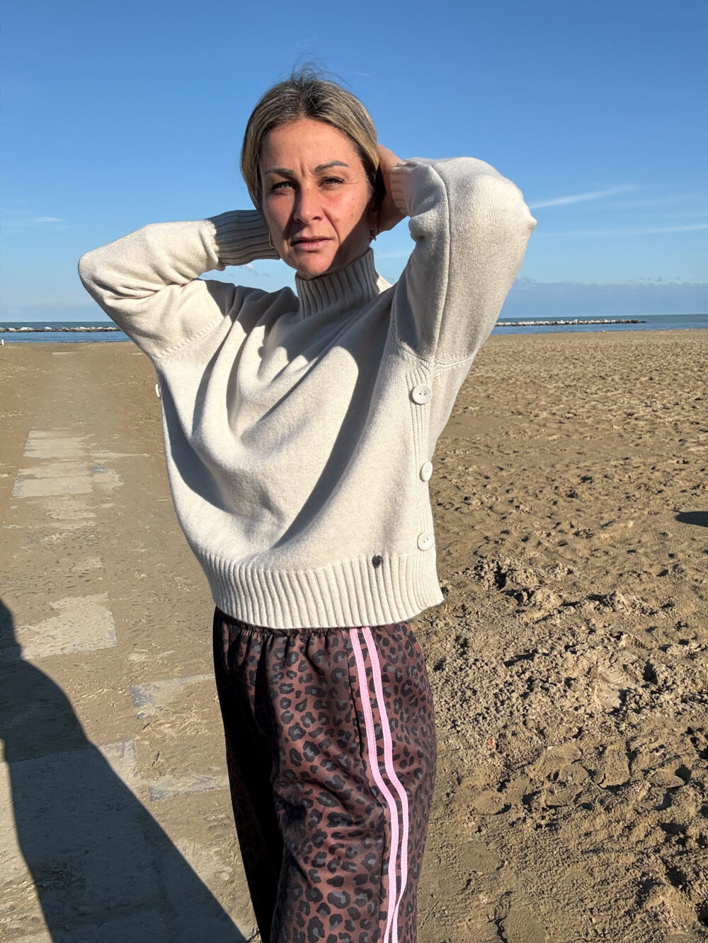 MAGLIONE MEZZO COLLO E BOTTONI LATERALI