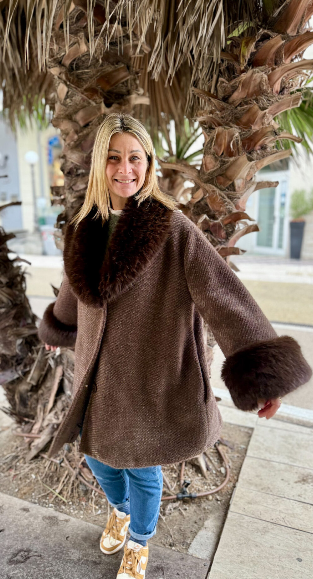 CAPPOTTO OVER CON DETTAGLI IN PELLICCIA TAGLIO OVER