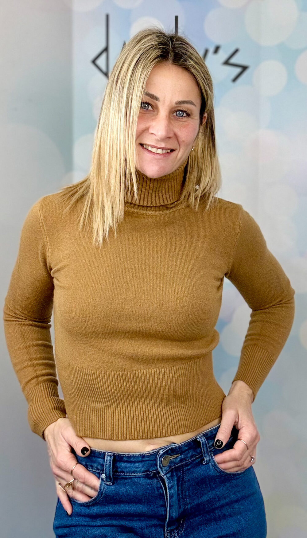 MAGLIONCINO CROP CON COLLO ALTO E FASCIONE IN VITA