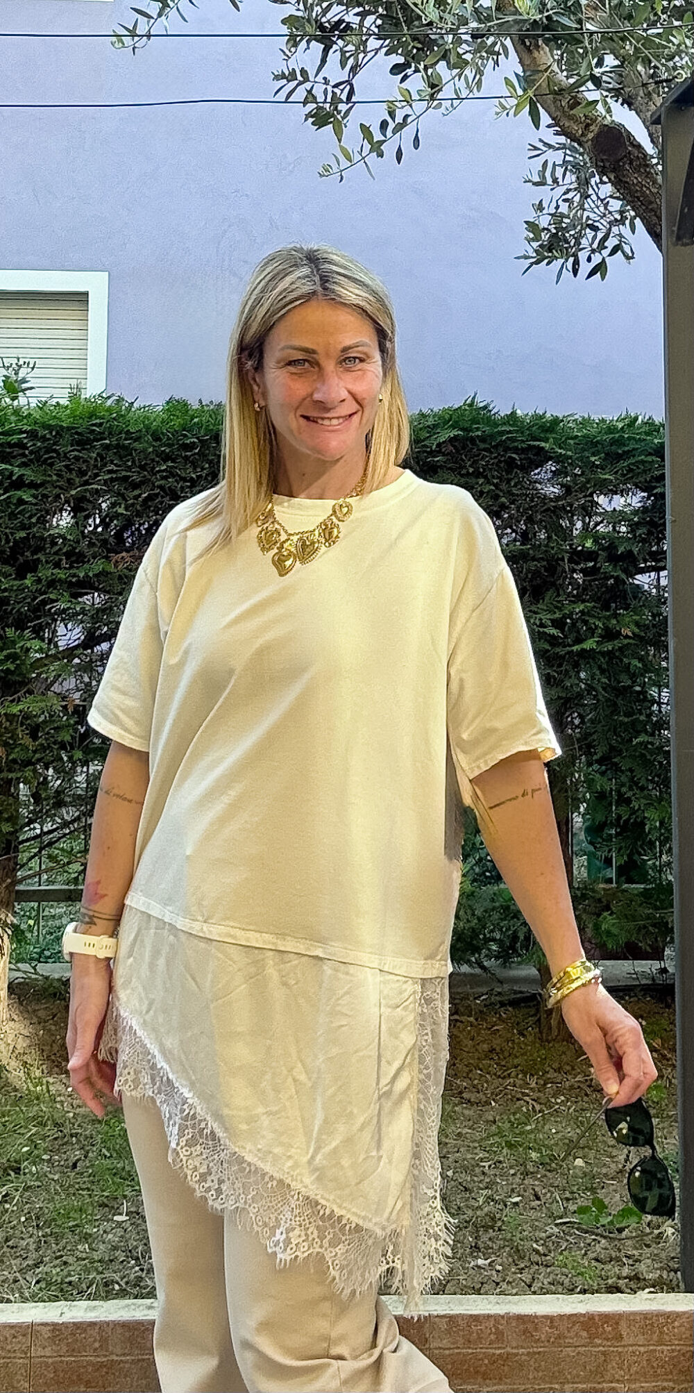 T-SHIRT TAGLIO OVER CON PIZZO E RASO SOTTO