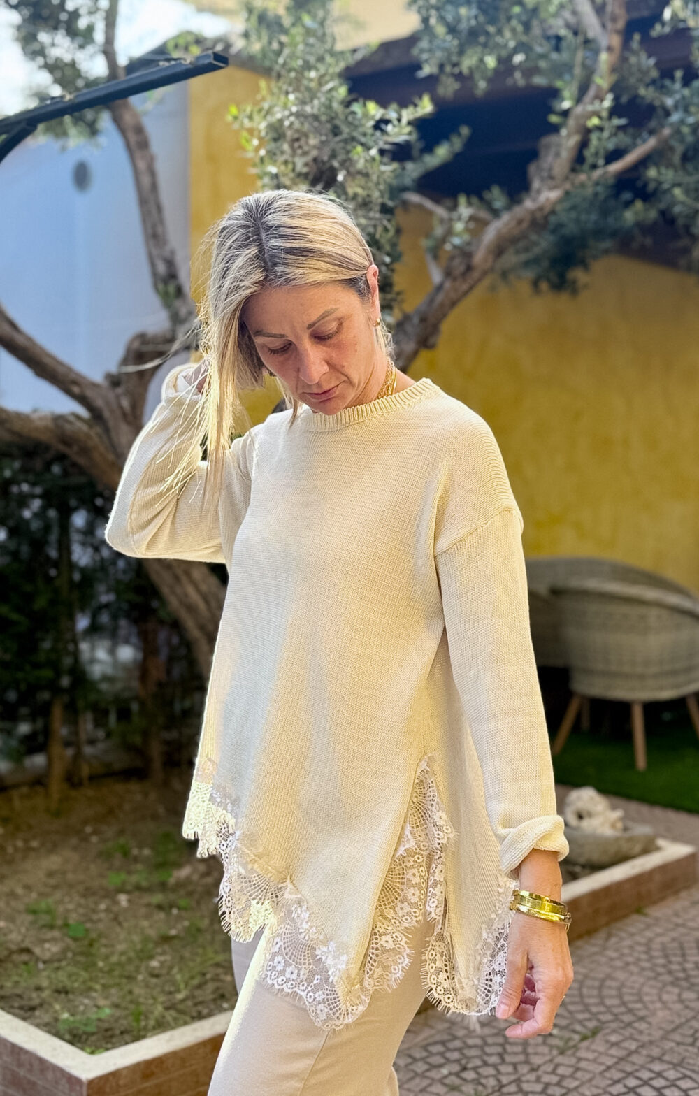 MAGLIA IN MISTO COTONE CON SPACCO LATERALE E PIZZO