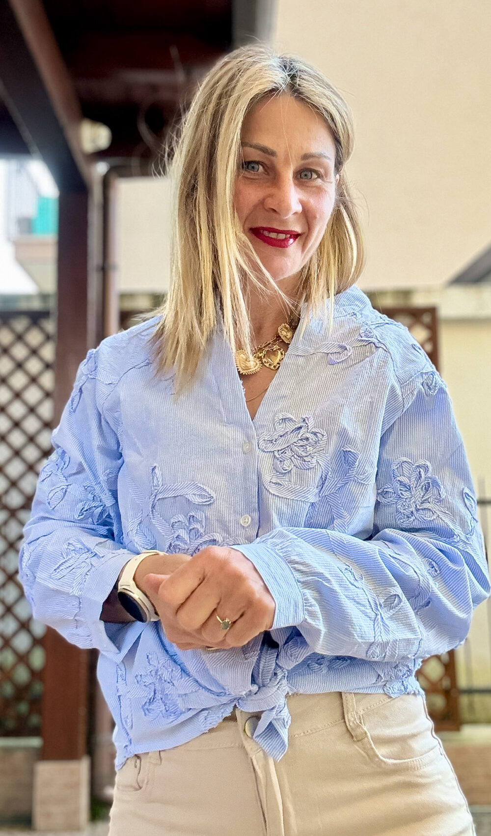 CAMICIA GESSATA CON APPLICAZIONI IN TINTA