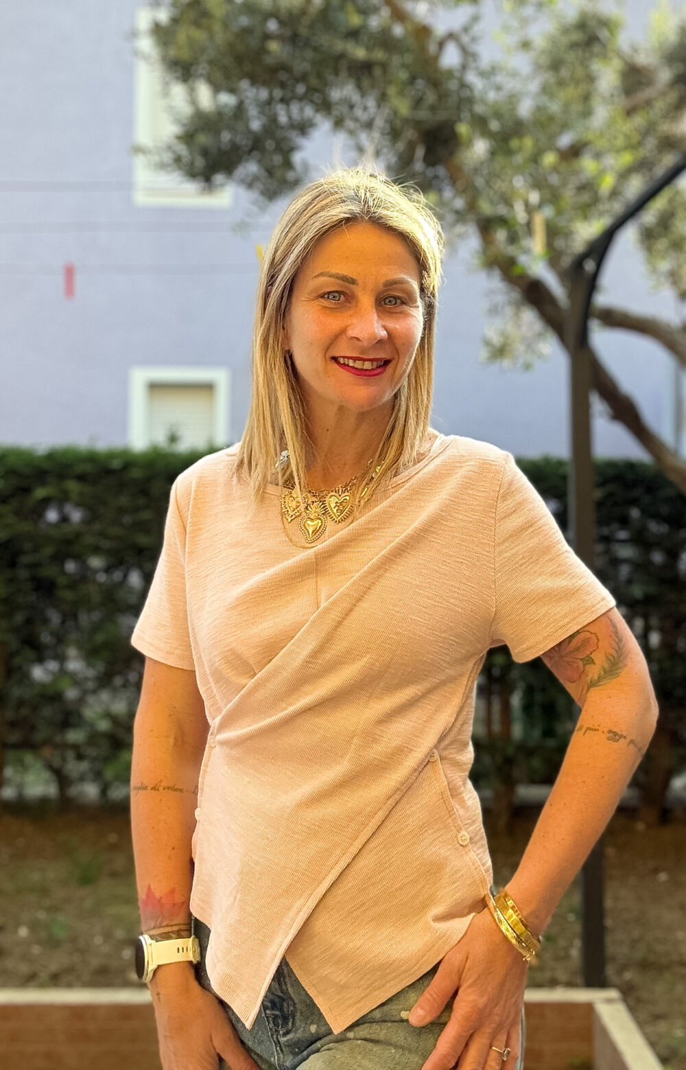 T-SHIRT CORTA ASIMMETRICA A COSTINE ELASTICIZZATA