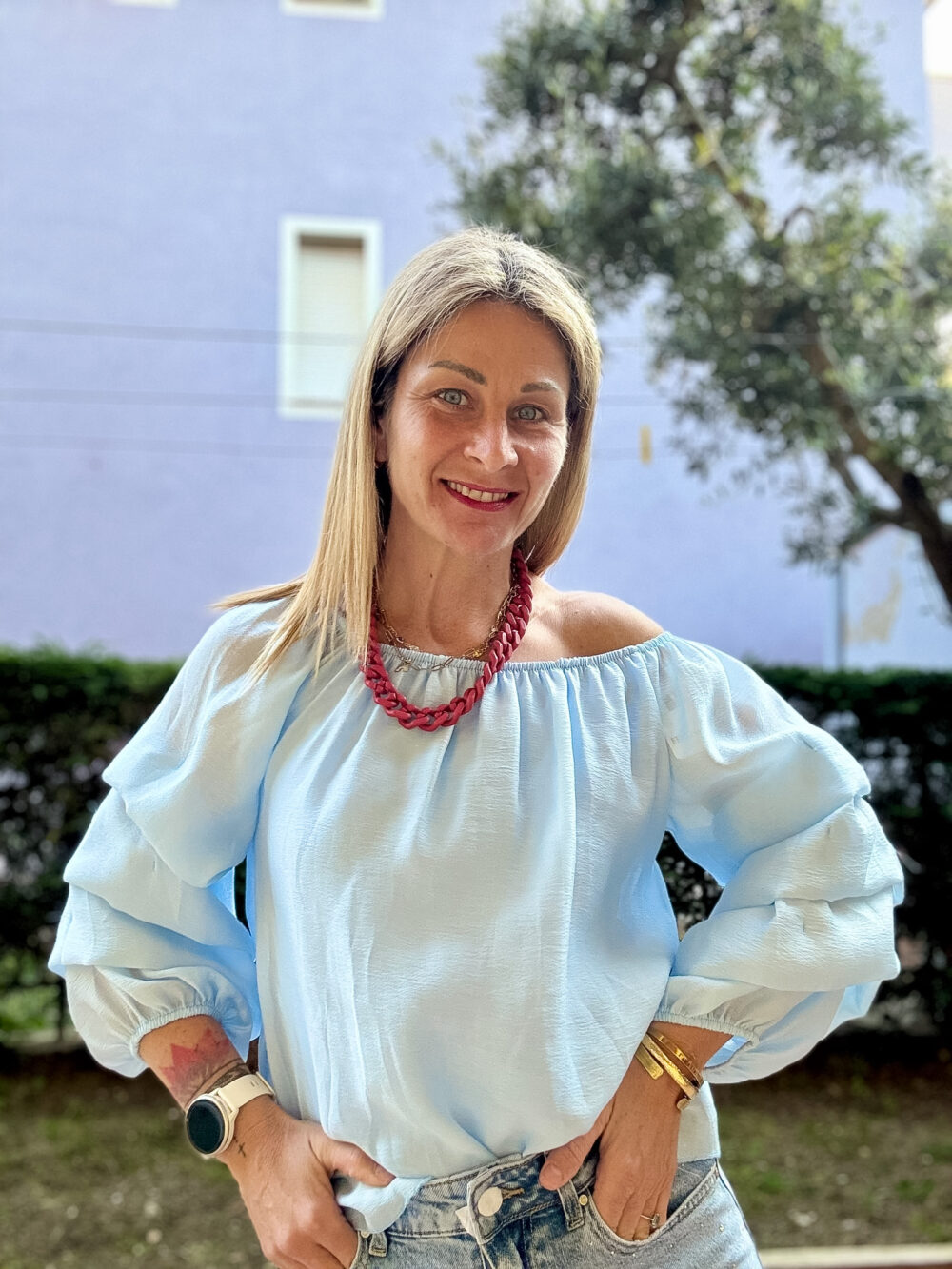 CAMICIOLA CON SCOLLO BARCHETTA E MANICHE CHIQUITA